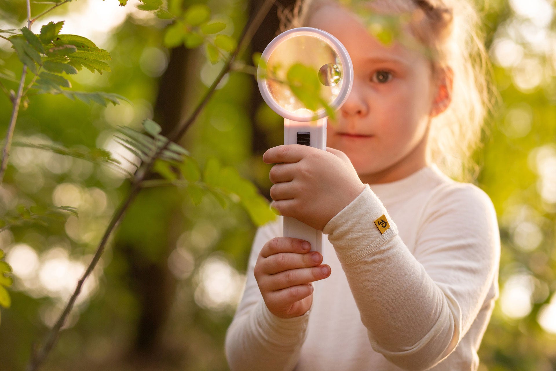 Little-girl-looking-through-magnifying-glass