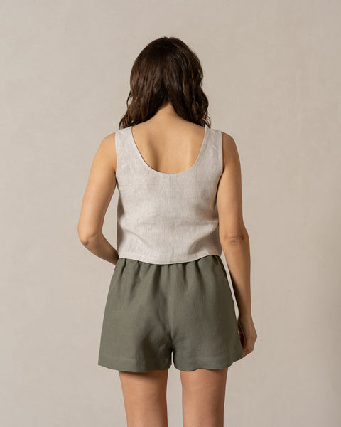 Linen pull-on shorts in the color stone green. High-waisted casual shorts with pockets and elastic waistband. 