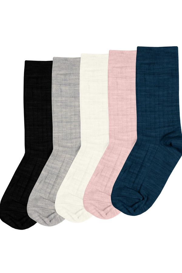 the menique Kids' merino rib crew socks in all available colors: black, light gray, natural, pink, blue.
