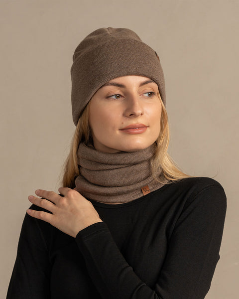 Women&#39;s Knitted Beanie &amp; Gaiter 2-Piece Set brown