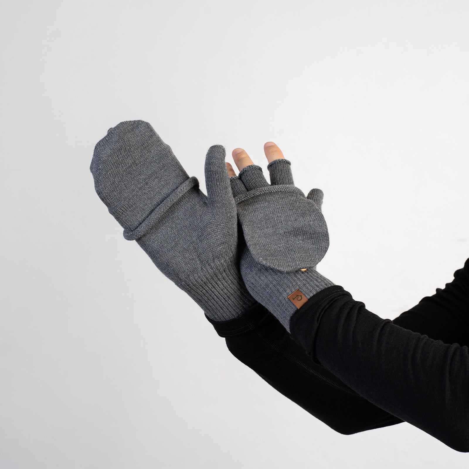 Packshot of menique premium convertible gloves in the color dark gray in the white background