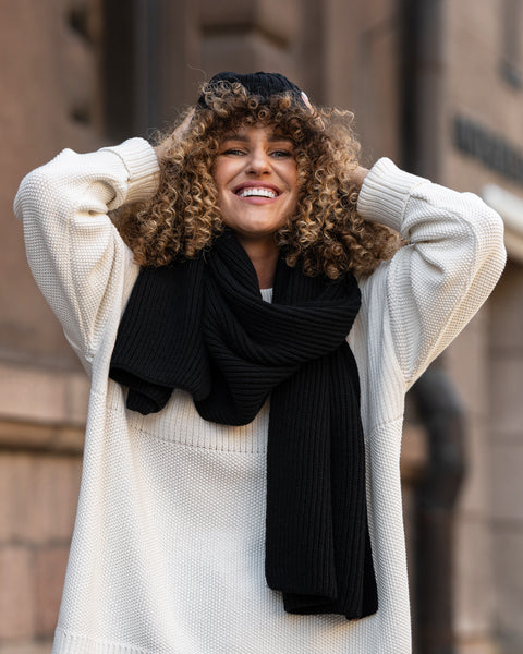 Women&#39;s Knit Thick Scarf Merino in black color.