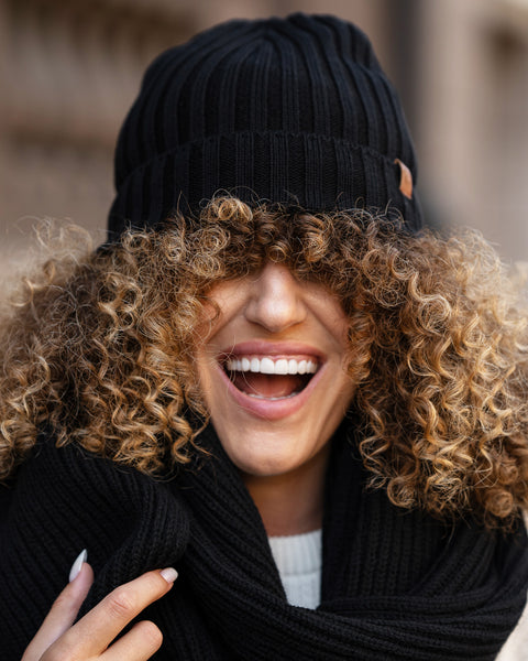 Women&#39;s Ribbed Beanie Knitted Merino in black color.