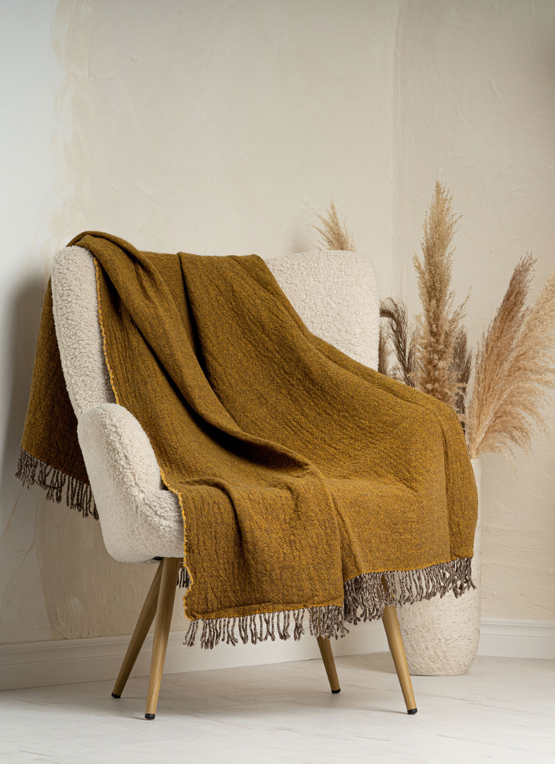 Shop sustainable living room accessories: Blankets made from Cashmere, Merino wool, Linen